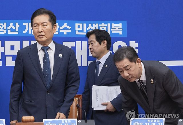 최고위원회의 입장하는 정청래와 김병기