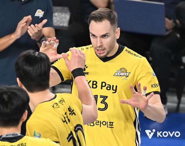 KB손해보험의 외국인 공격수 비예나(오른쪽)