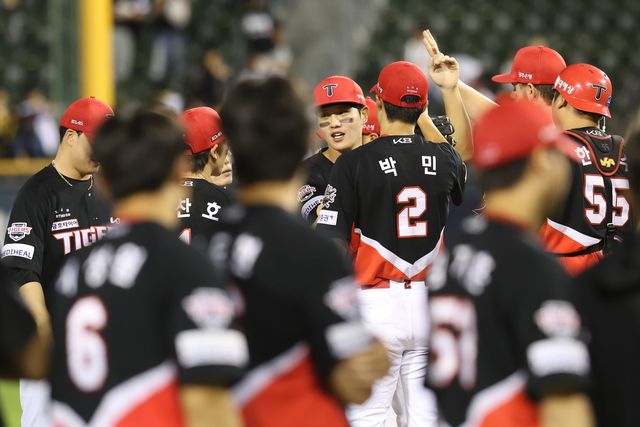 13일 LG를 꺾고 기뻐하는 KIA 선수들. 