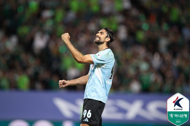 대전전에서 페널티킥으로 결승 골을 터트린 전북 콤파뇨.