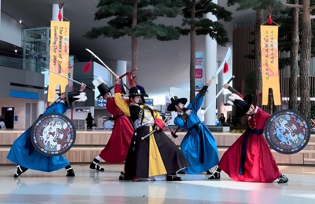 '인천공항 왕가의산책 보이즈'