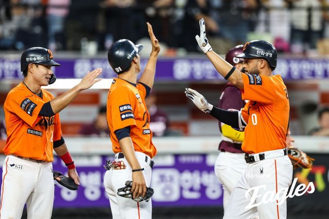 13일 키움 전에서 만루 홈런을 치고 기뻐하는 한화 리베라토(오른쪽)