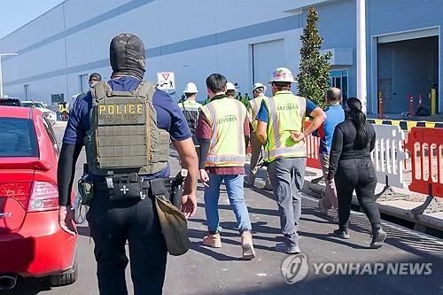미 조지아 공장 단속하는 연방당국 요원