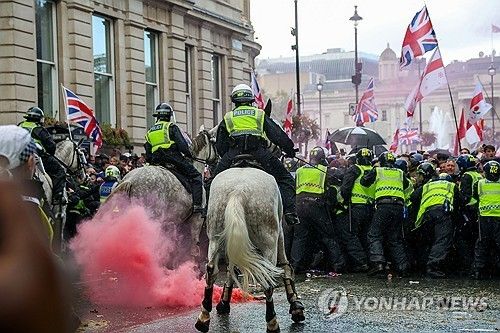 13일 런던 극우 집회서 시위대와 경찰 간 충돌한 모습
