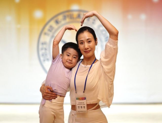 안원경 엔에이 필라테스 원장(오른쪽)과 아들 한지호군