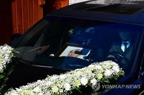 2021년 11월 27일 고 전두환 전 대통령의 유해가 서울 서대문구 연희동 자택에 임시안치를 위해 도착한 모습 [연합뉴스 자료사진]