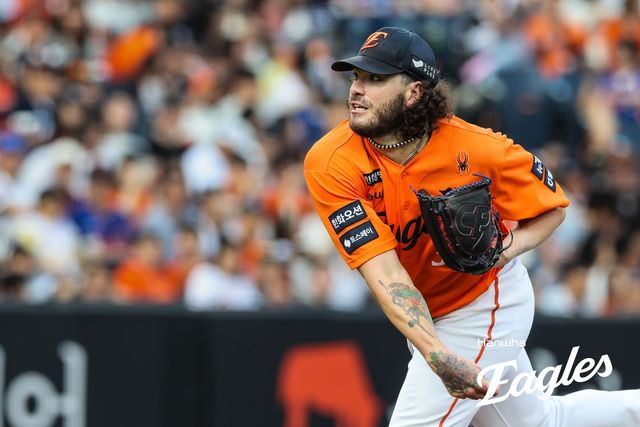 13일 키움전에서 역투하는 한화 폰세