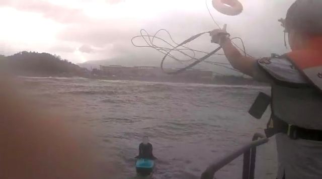 풍랑주의보 발효 속 양양 해상 서퍼 표류자 구조