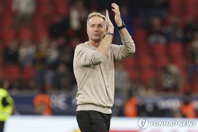 레버쿠젠 데뷔승 올린 히울만 감독