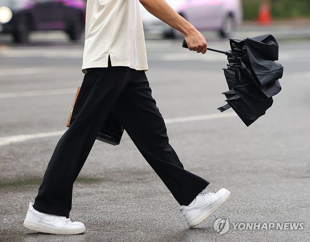 횡단보도 건너는 시민