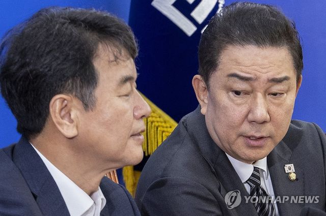 대화하는 김병기 원내대표와 문진석 수석부대표