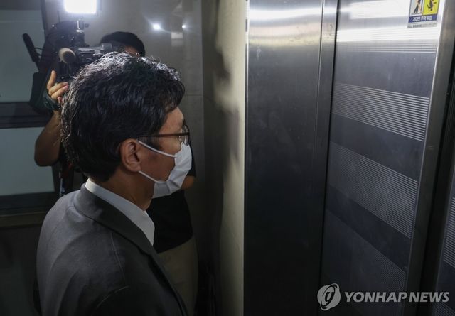 특검 사무실 향하는 이충면 전 외교비서관