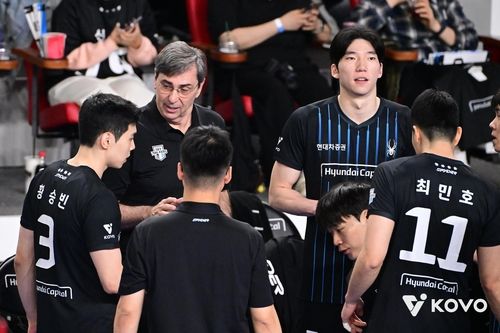 현대캐피탈의 필립 블랑 감독(왼쪽에서 2번째)과 현대캐피탈 선수들