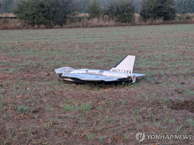 지난 10일(현지시간) 폴란드 동부 초스누프카 지역에 떨어진 뒤 파손된 드론 모습 [로이터=연합뉴스. 재판매 및 DB 금지]