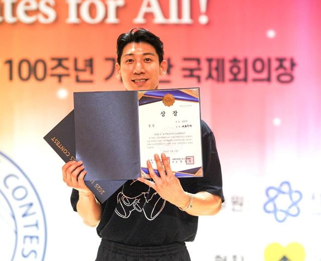 K-필라테스대회 상장 들어 보이는 여호수아 