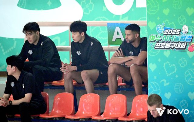 관중석에서 배구 경기 지켜보는 외국인 선수들 