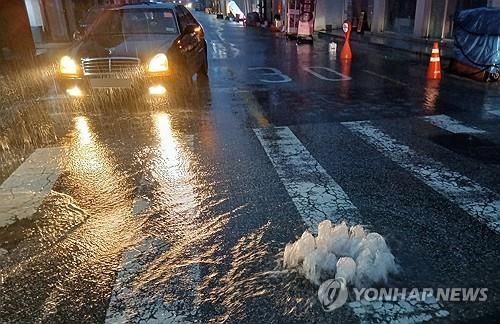 빗물 역류하는 맨홀