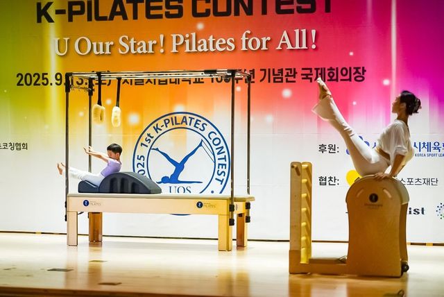 필라테스 공연 펼치는 안원경 원장(오른쪽)과 한지호군