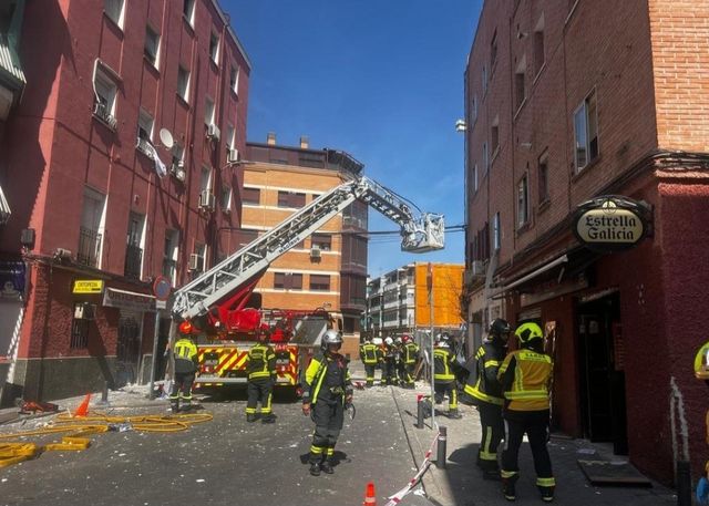 마드리드 카페 폭발 사고 현장에서 구조대가 작업중이다.