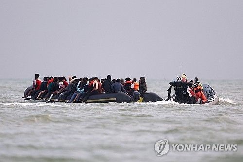 영국해협을 건너는 소형 보트