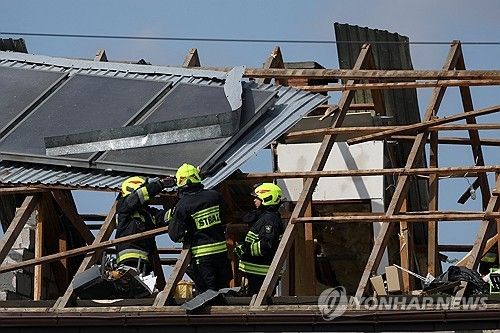 드론 잔해에 망가진 폴란드 주택