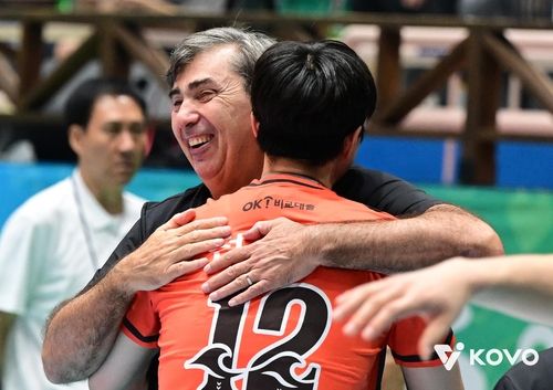 필립 블랑 현대캐피탈 감독과 포옹하는 전광인