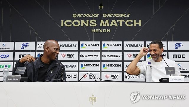 환한 웃음 보이는 드로그바와 퍼디난드