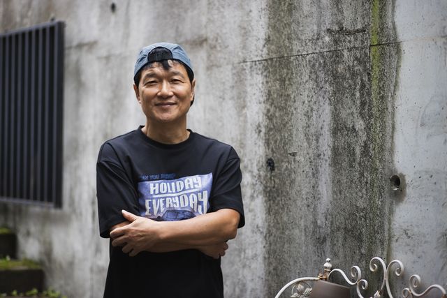 포즈 취하는 안치환