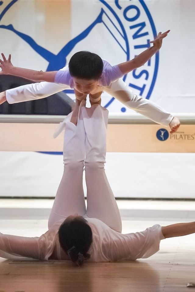 필라테스 공연 펼치는 안원경 원장과 한지호군