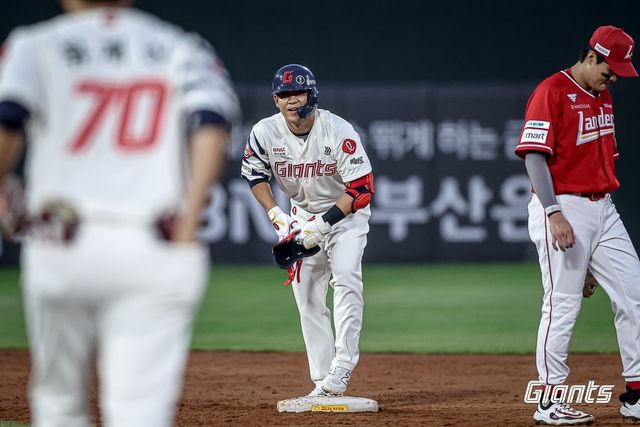 13일 SSG와 경기에서 안타를 치고 출루한 롯데 김민성
