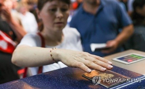 공항 발권 카운터에서 여권을 보여주는 러시아 시민