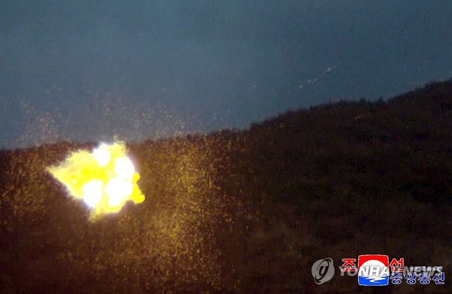 김정은, 장갑방어무기연구소ㆍ전자무기연구소 지도