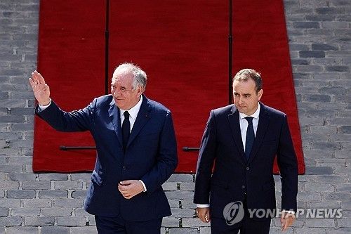 물러나는 프랑수아 바이루 전 총리와 신임 총리 세바스티앵 르코르뉘