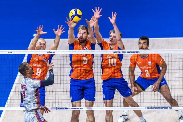 수비하는 네덜란드 대표팀의 아히(맨 오른쪽 3번)