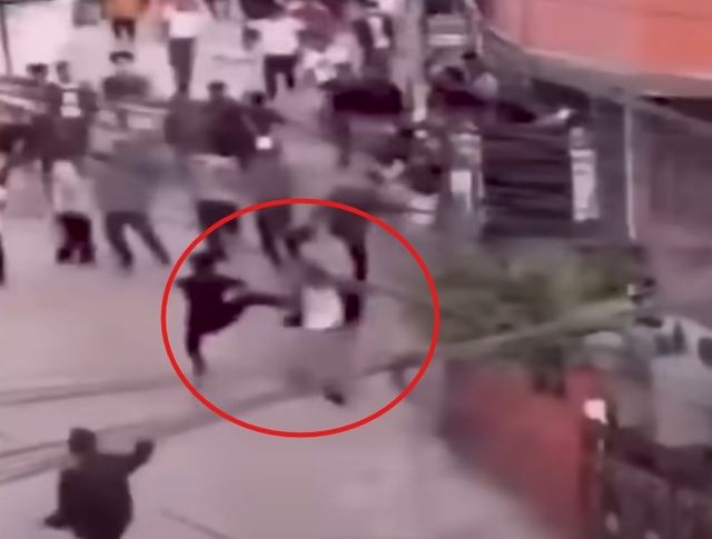 시위대에게 폭행 당하는 네팔 재무부 장관 추정 인물