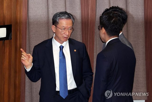 대화하는 정성호 법무부 장관