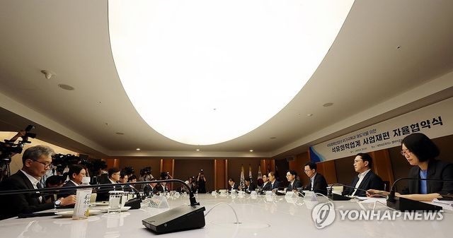 국내 석유화학 CEO들과 마주 앉은 김정관 장관