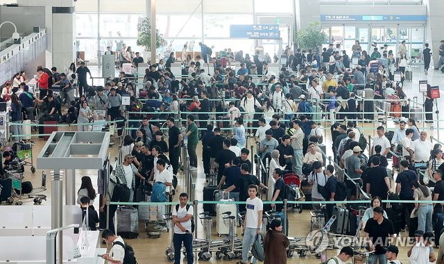 여름 휴가철 여행객으로 북적이는 인천공항
