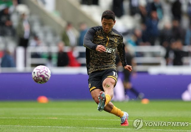 뉴캐슬전을 앞두고 슈팅 연습을 하는 울버햄프턴의 황희찬