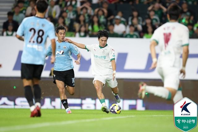 전북과 대전의 경기 모습.