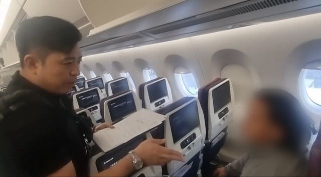 기내에서 체포영장 집행하는 해양경찰관