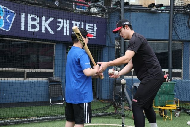 서윤후 군의 훈련을 돕는 LG 홍창기