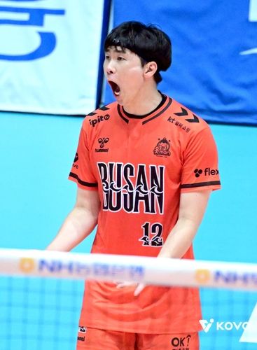 포효하는 OK저축은행의 전광인