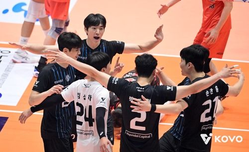 득점 후 기뻐하는 현대캐피탈 선수들