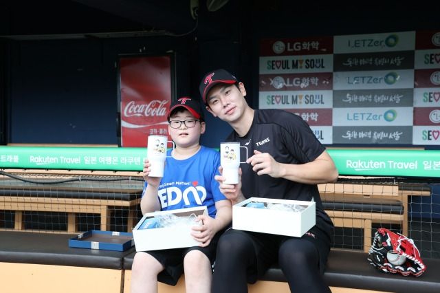 서윤후 군과 기념 촬영하는 홍창기