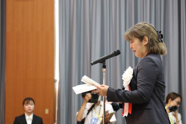 추도사 읽는 오카노 외무성 심의관