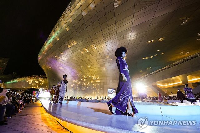 DDP에서 열린 아프리카 패션쇼