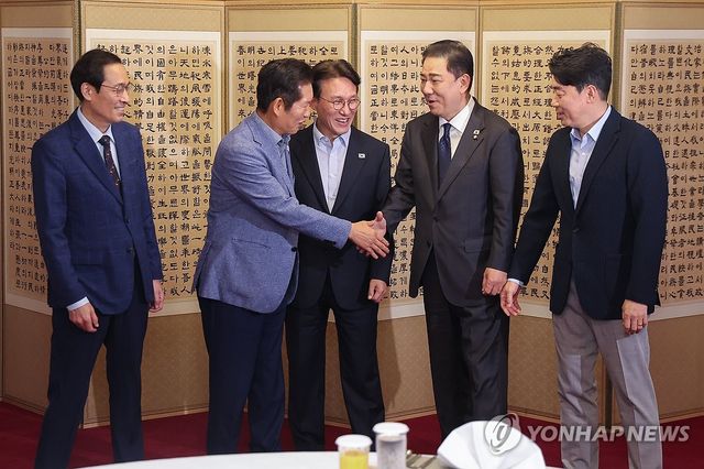 밝은 표정으로 인사 나누는 민주당 대표와 원내대표