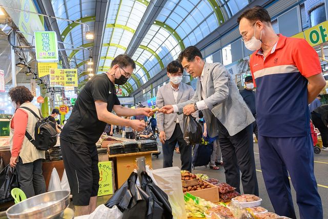 전통시장을 찾은 이기재 구청장