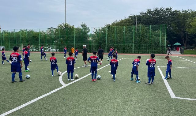 "축구천재 메시를 꿈꾼다"…안산 '상호문화 레전드FC' 훈련 모습